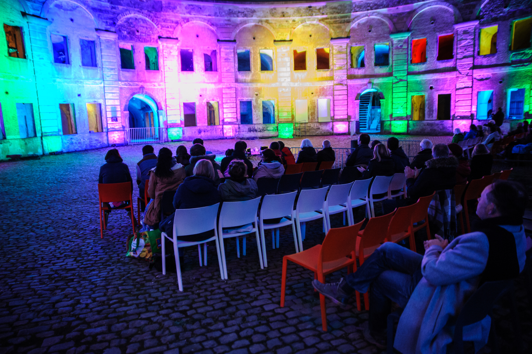 Besucher im abendlichen Reduit des Fort Asterstein