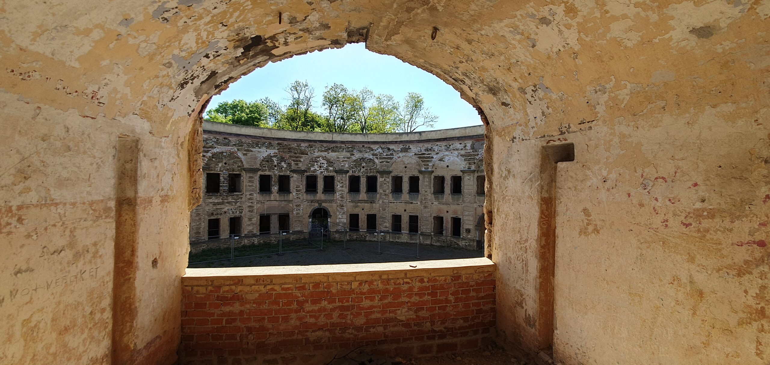 Blick in den Innenhof des Fort Asterstein aus einer Kasematte heraus.