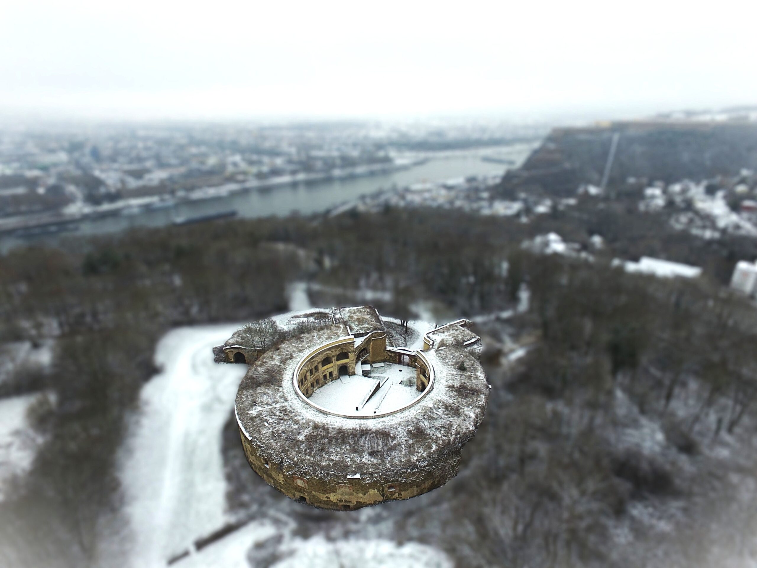 das Fort Asterstein im Luftbild im Winter schneebedeckt